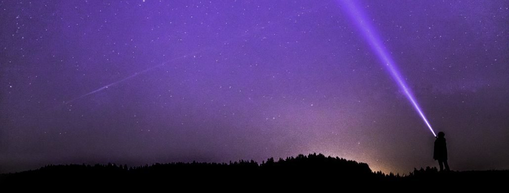 pessoa-noite-ceu-lanterna-1920x730